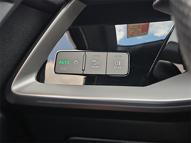 Vehicle image 19 of 25
