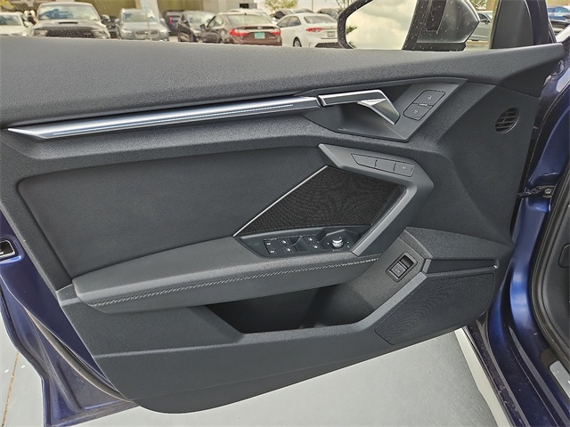 Vehicle image 18 of 25