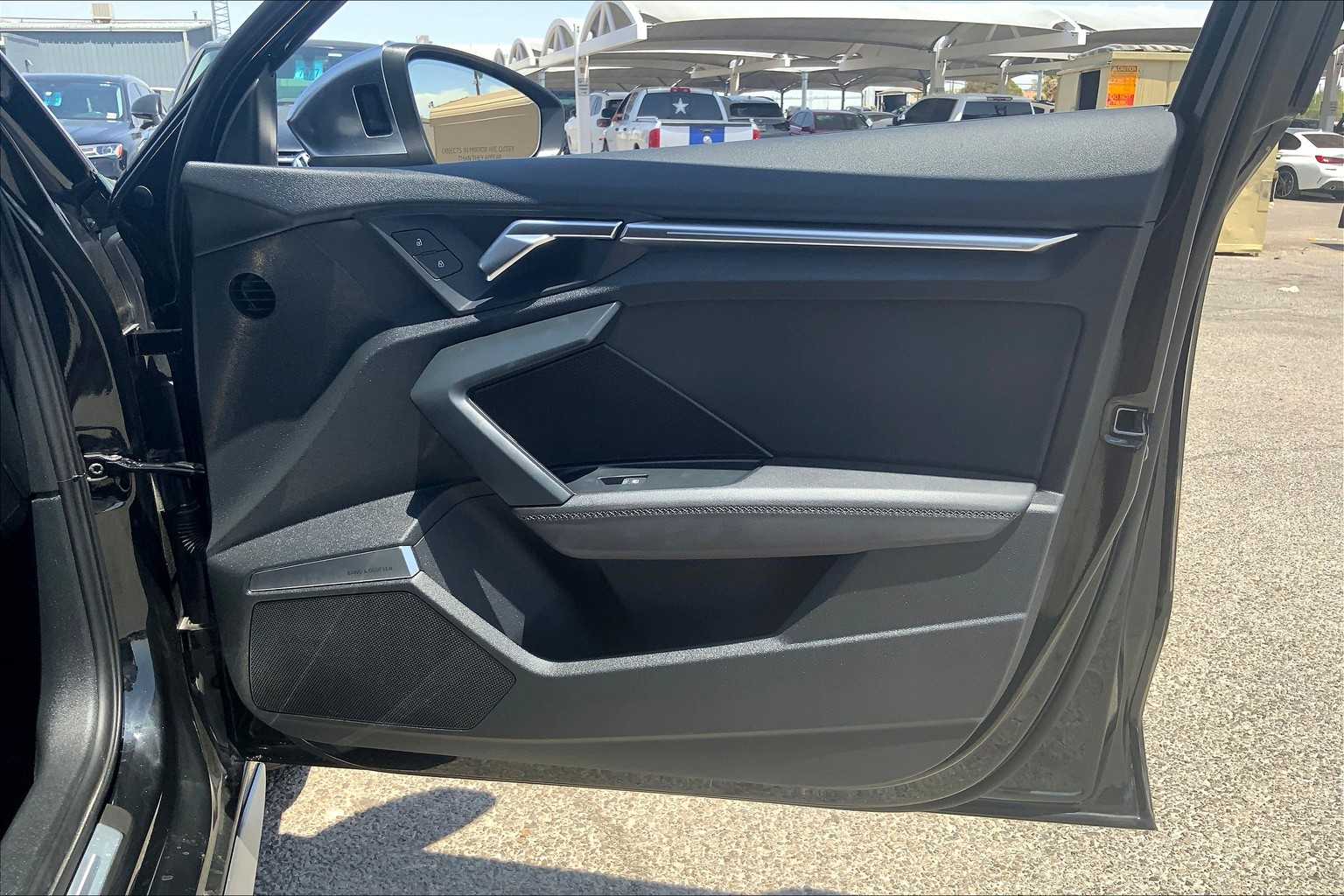 Vehicle image 8 of 33