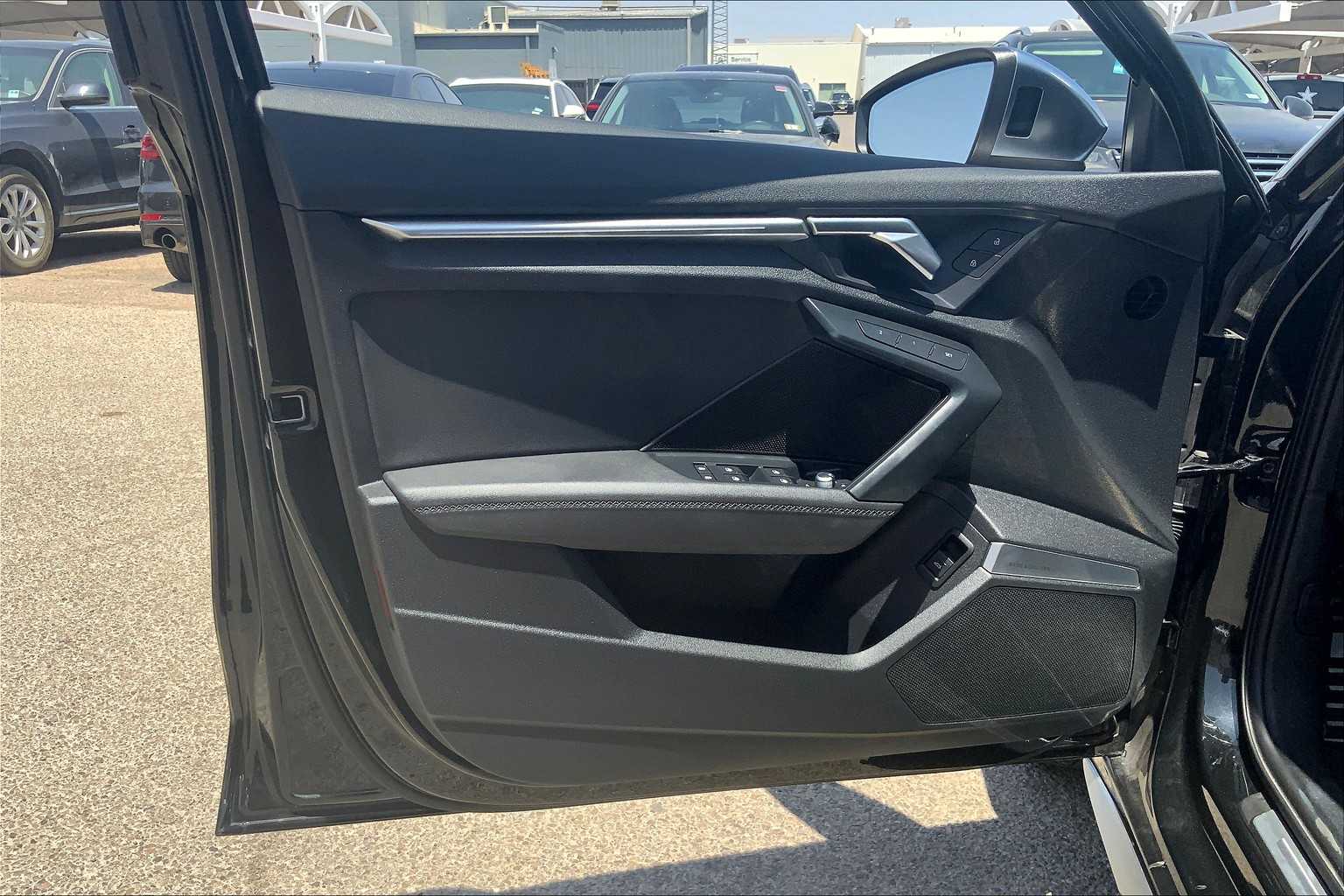 Vehicle image 28 of 33