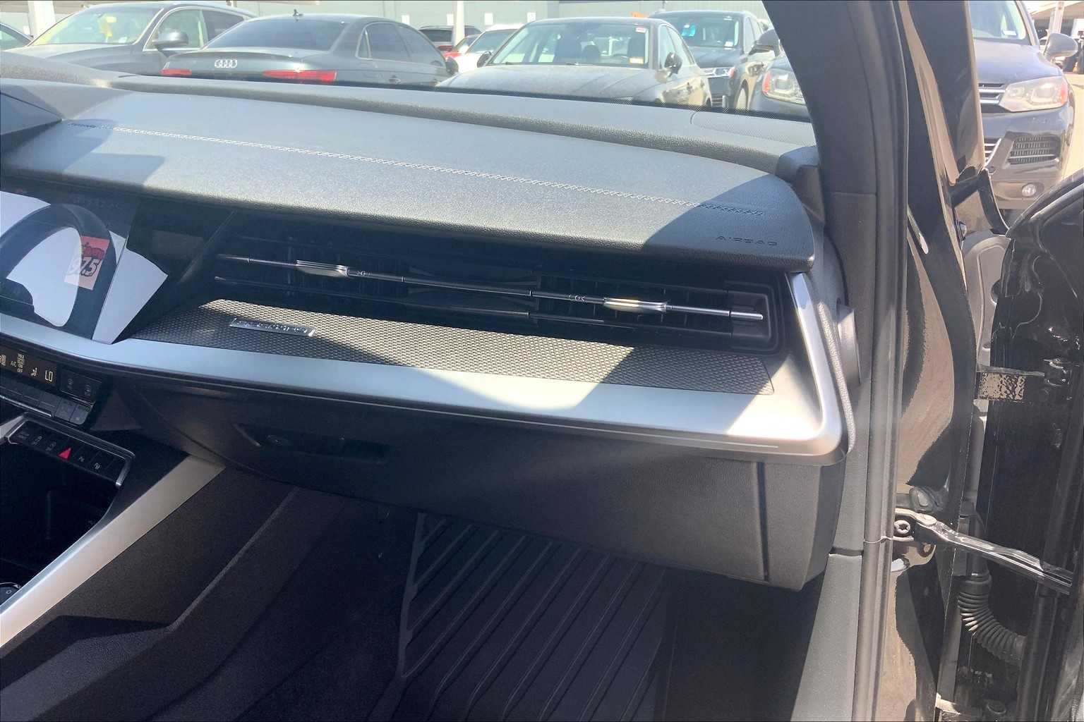 Vehicle image 31 of 33