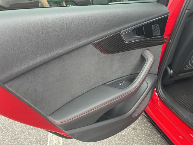 Vehicle image 33 of 42