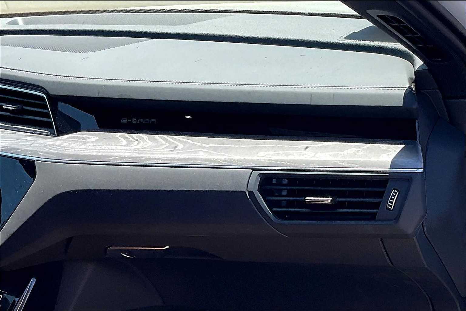 Vehicle image 15 of 32