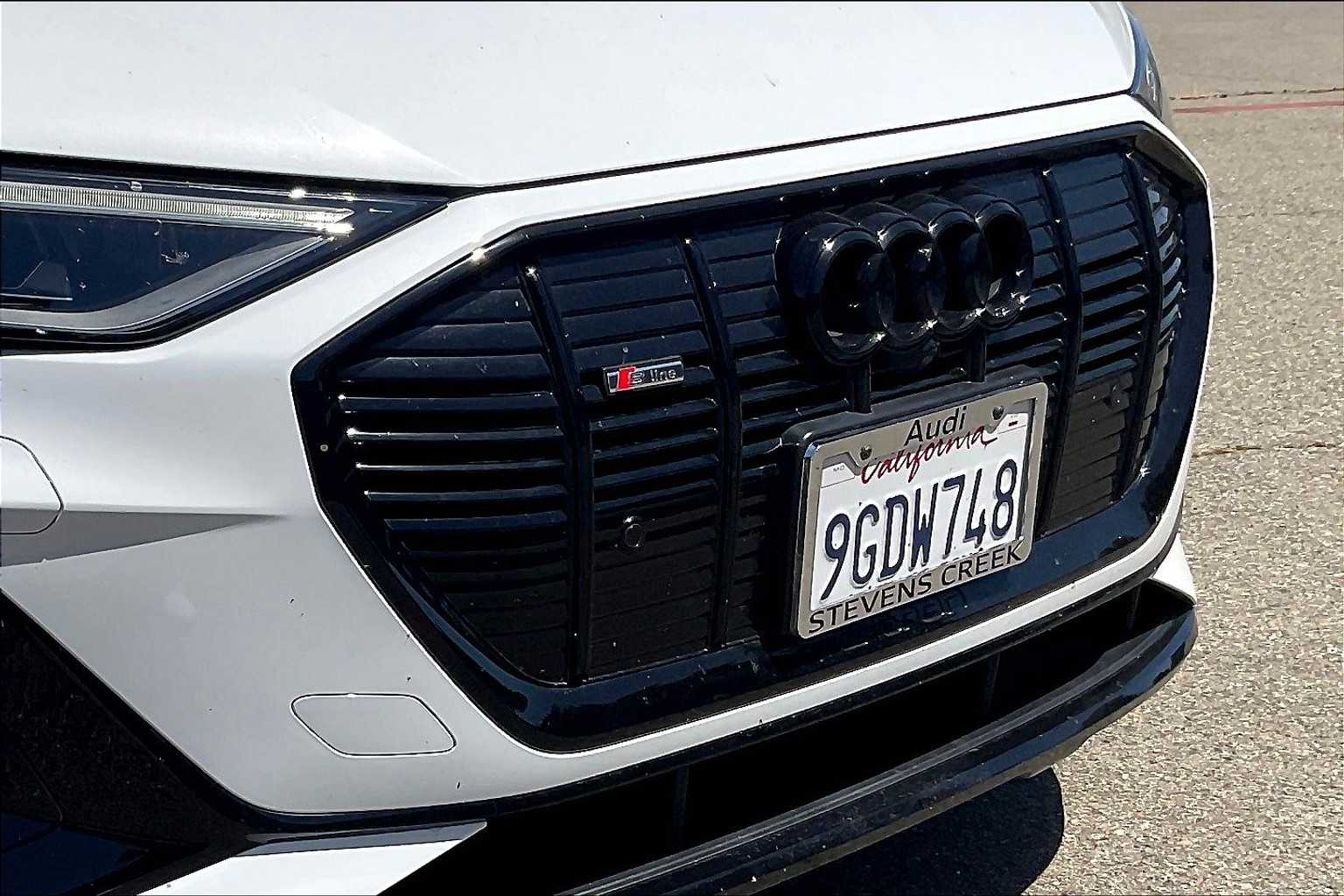 Vehicle image 29 of 32