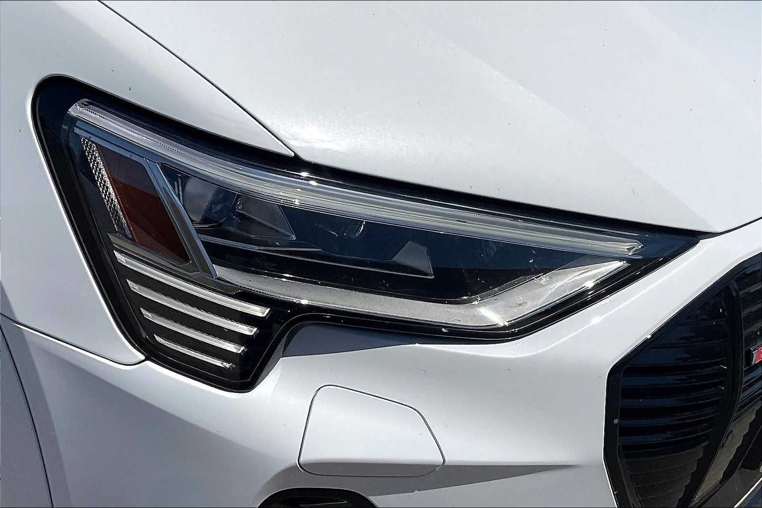 Vehicle image 27 of 32