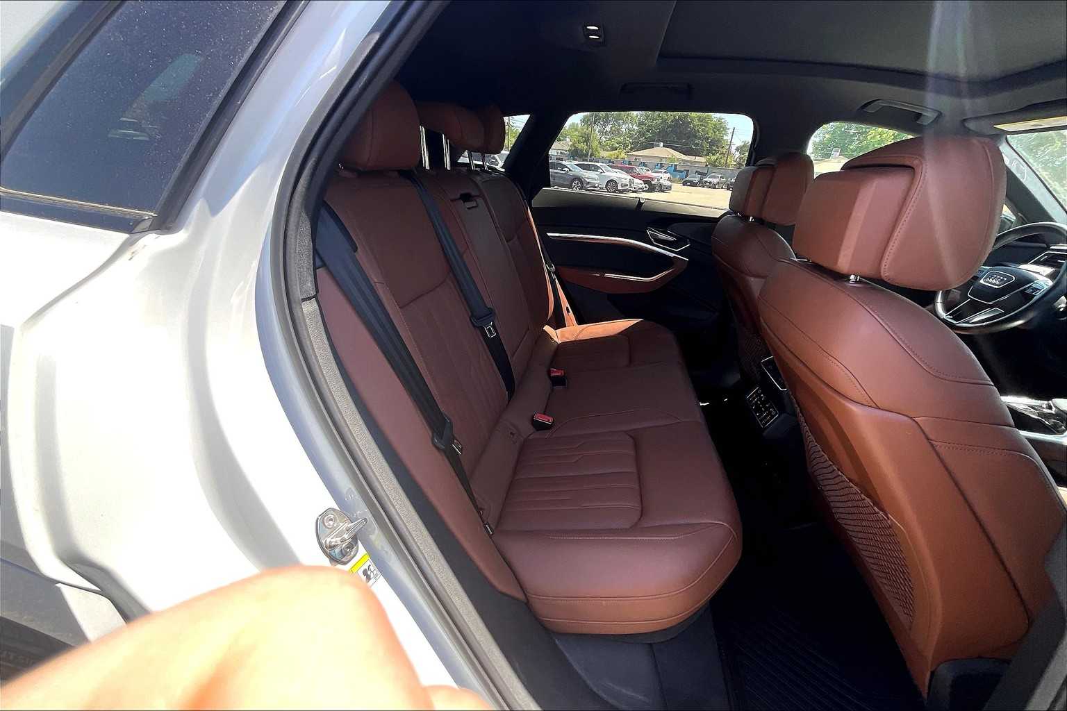 Vehicle image 26 of 32