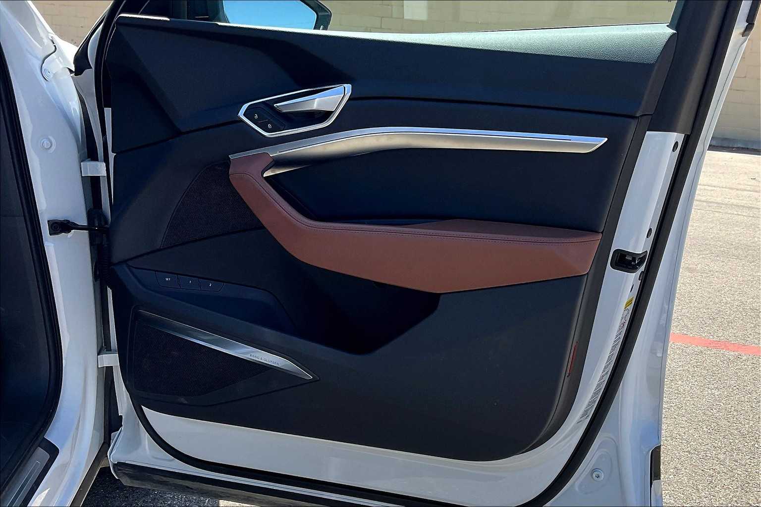 Vehicle image 23 of 32