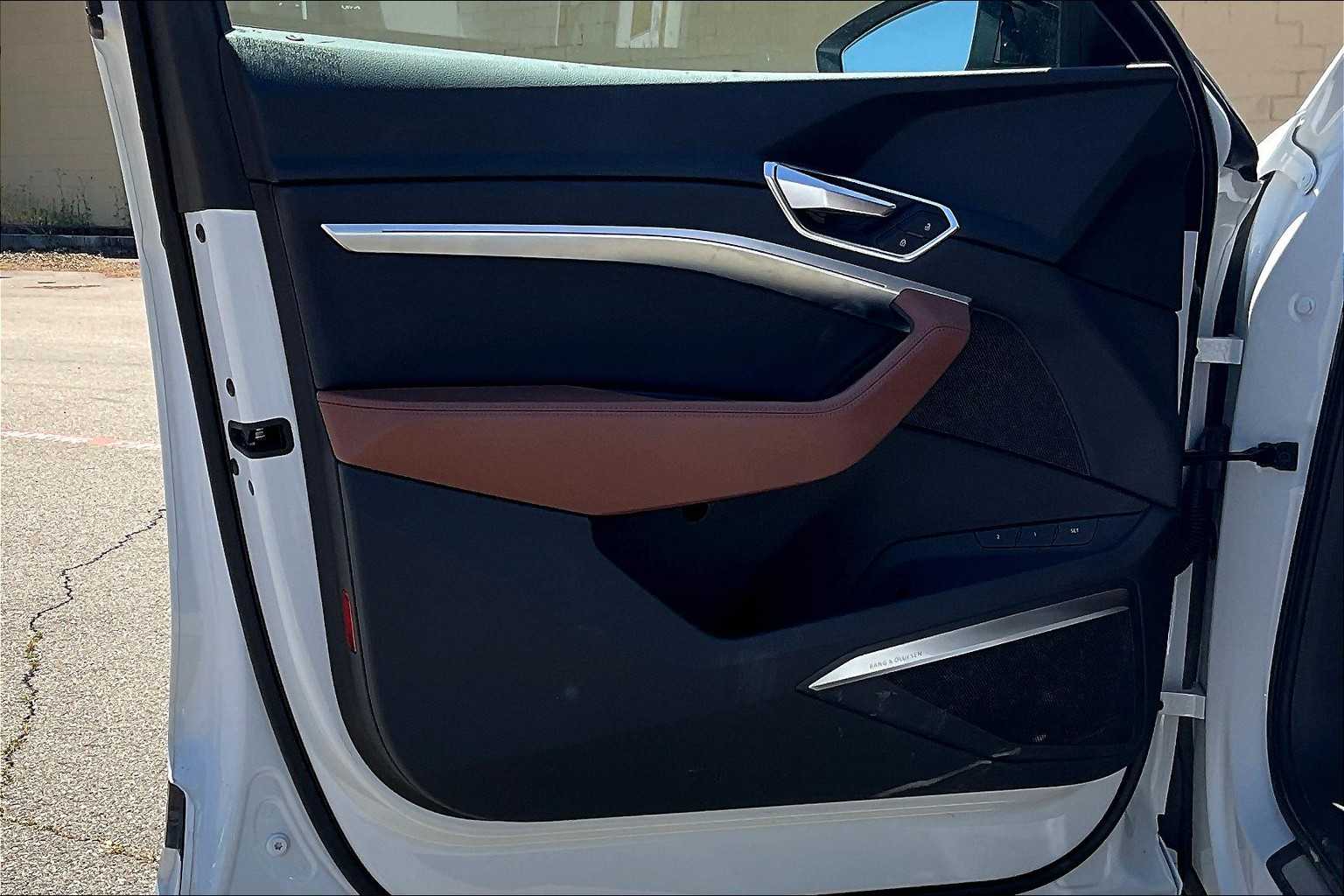 Vehicle image 22 of 32