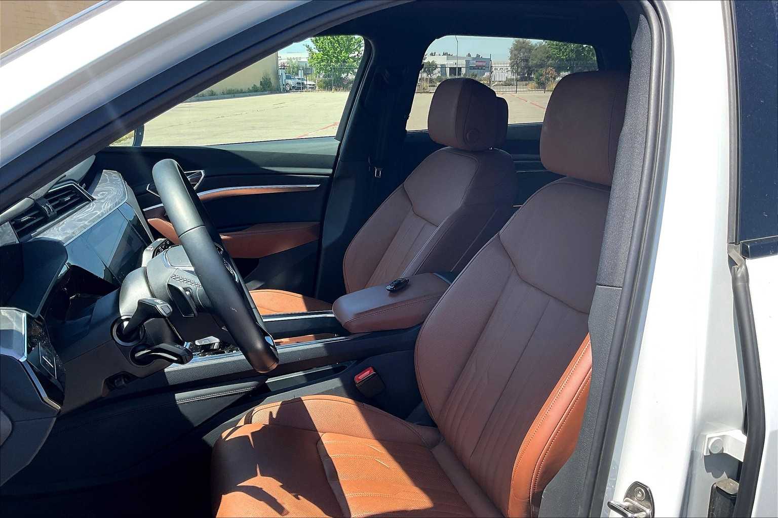 Vehicle image 24 of 32