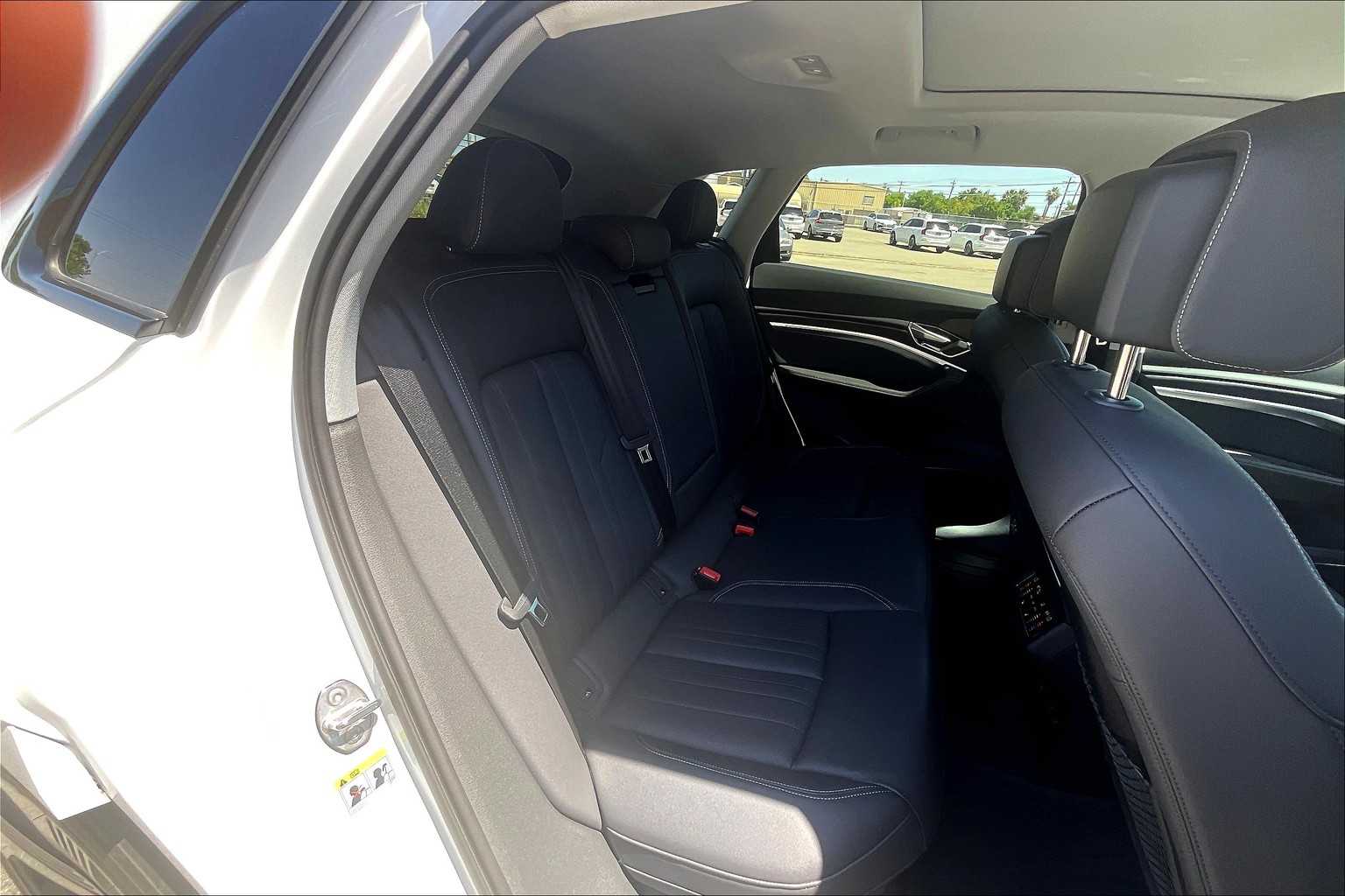 Vehicle image 26 of 32