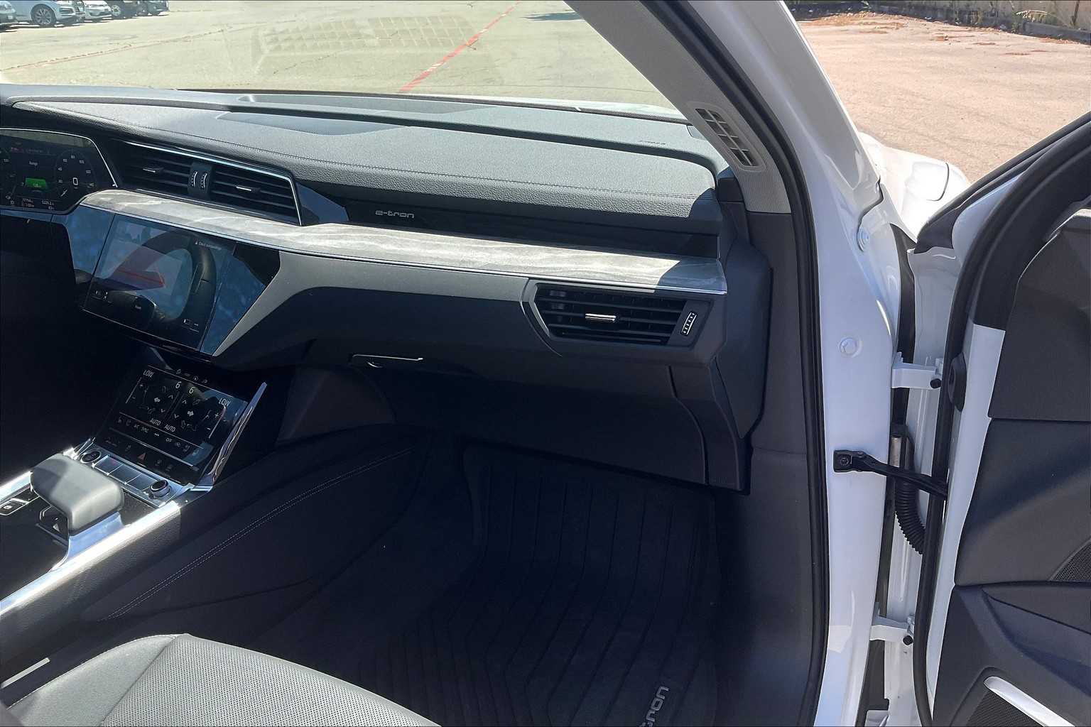 Vehicle image 15 of 32