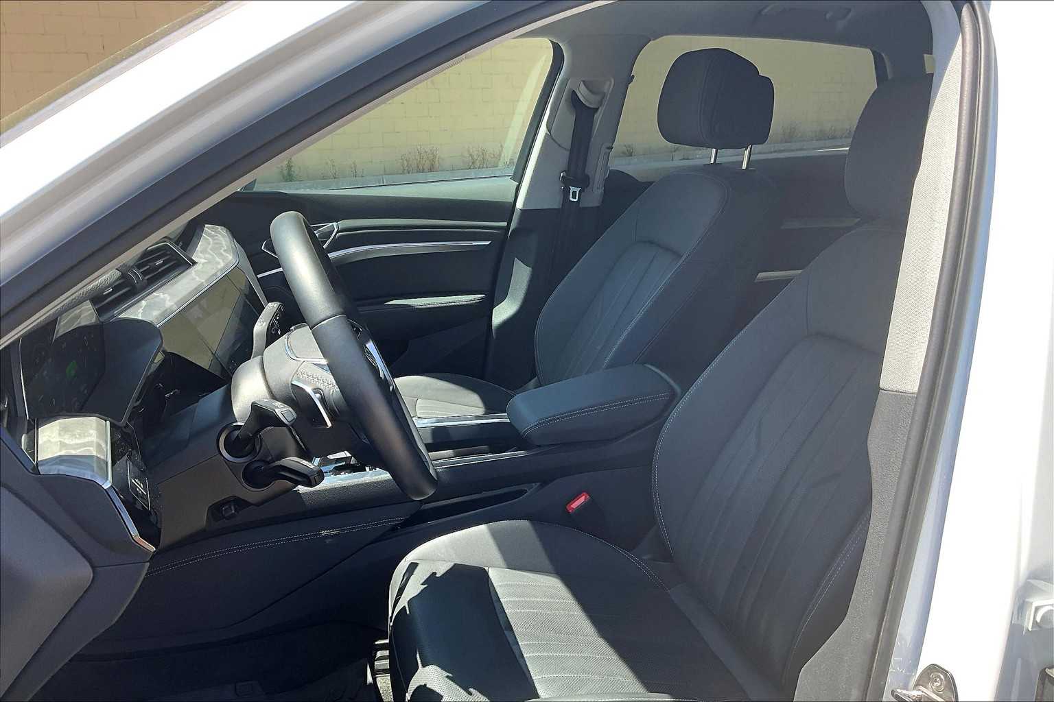 Vehicle image 24 of 32