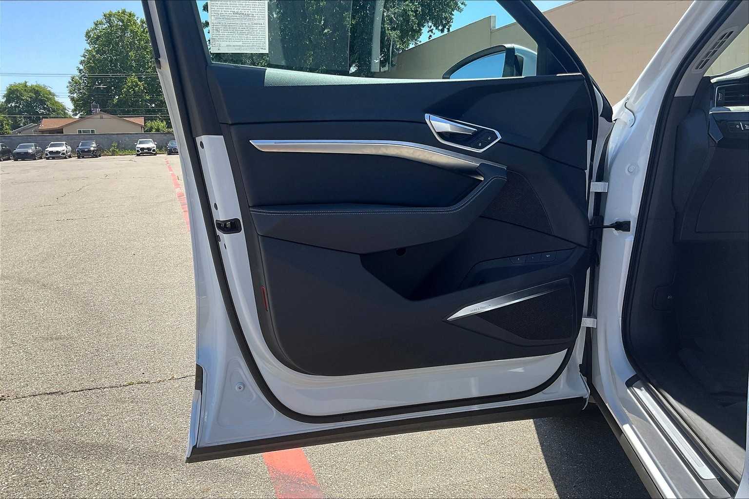 Vehicle image 22 of 32