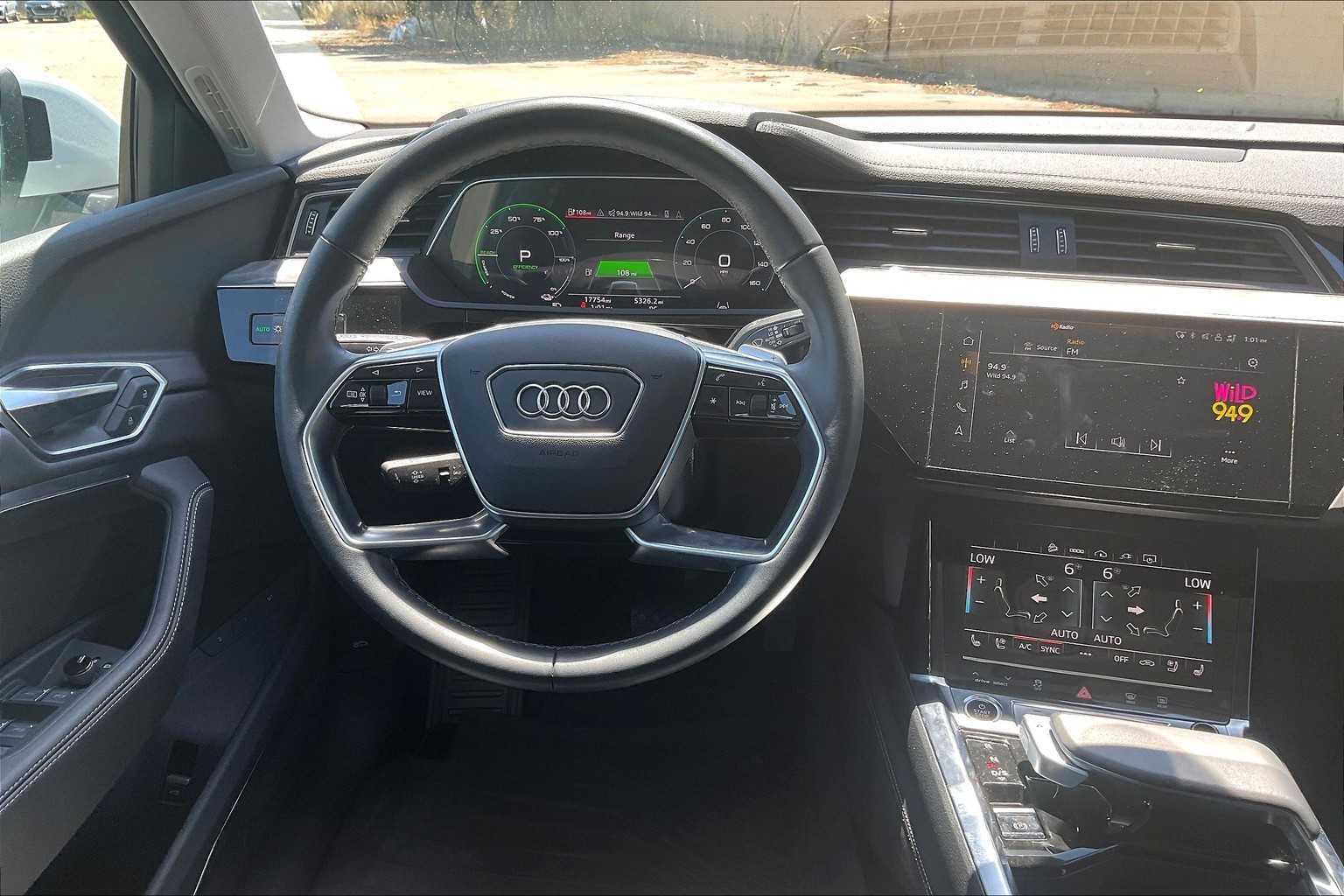 Vehicle image 7 of 32