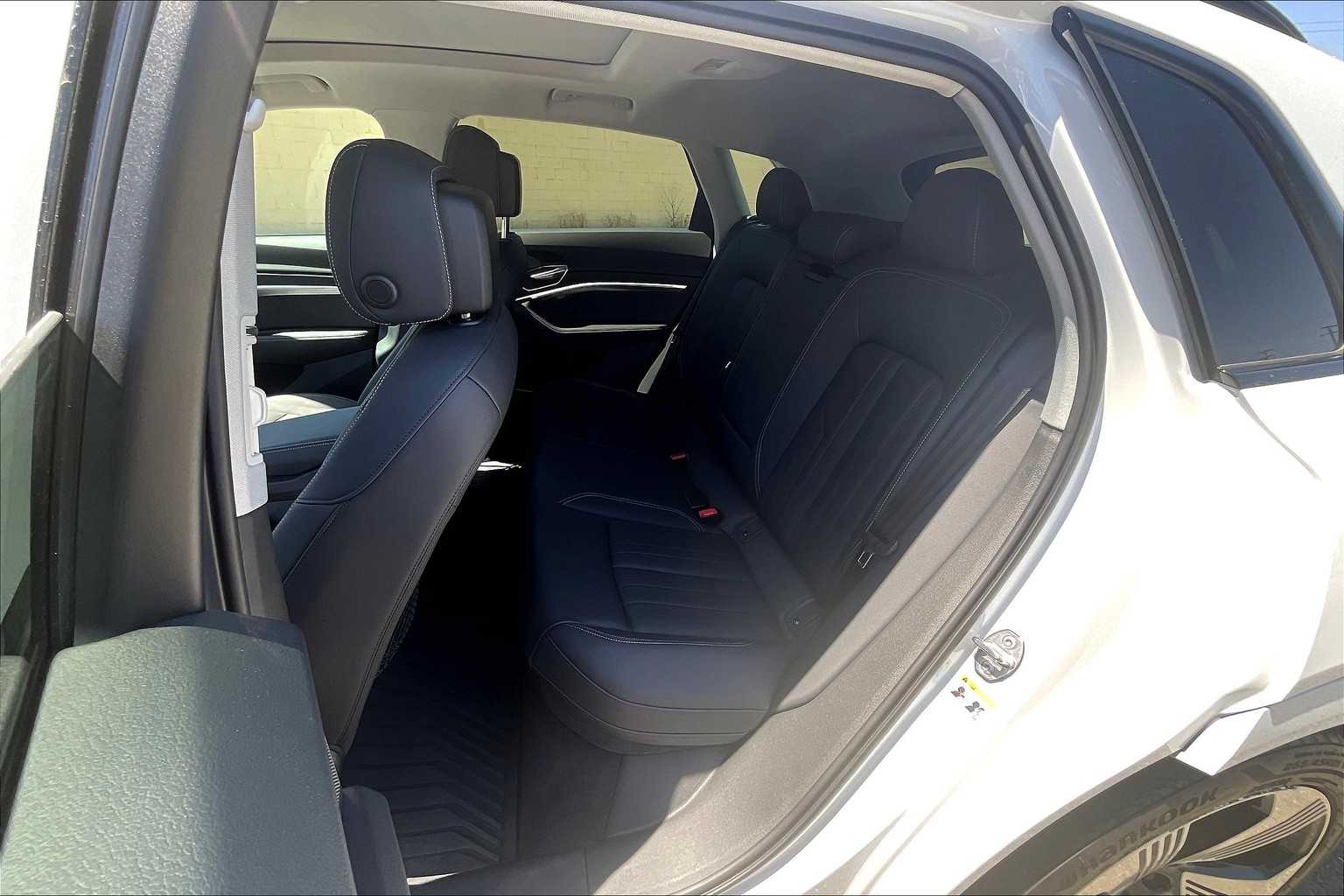 Vehicle image 25 of 32
