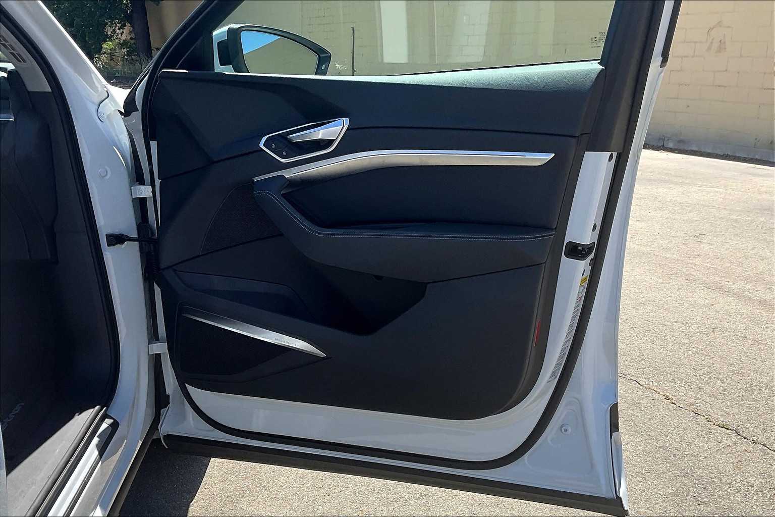 Vehicle image 23 of 32