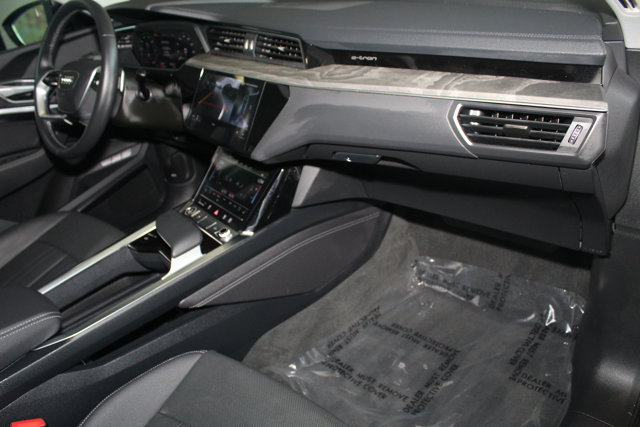 Vehicle image 27 of 31