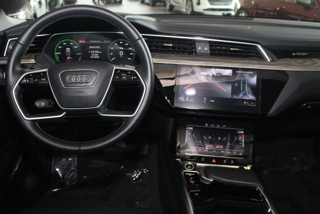 Vehicle image 23 of 31