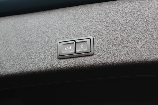 Vehicle image 10 of 31