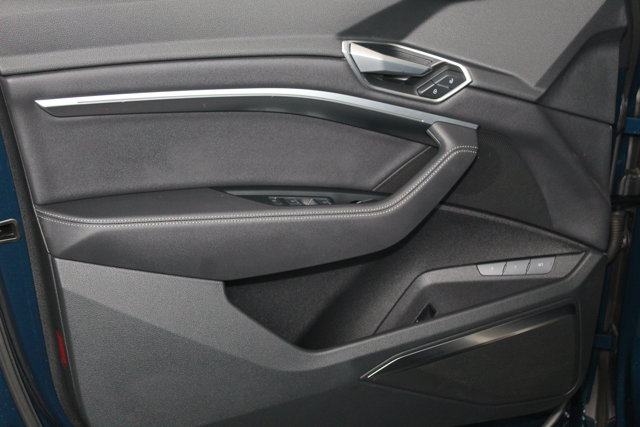 Vehicle image 21 of 31