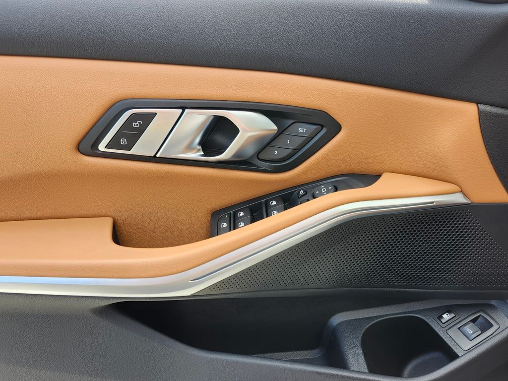 Vehicle image 25 of 34