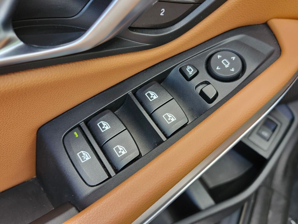 Vehicle image 27 of 34