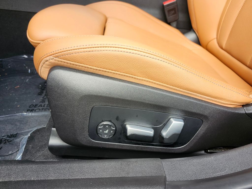 Vehicle image 28 of 34