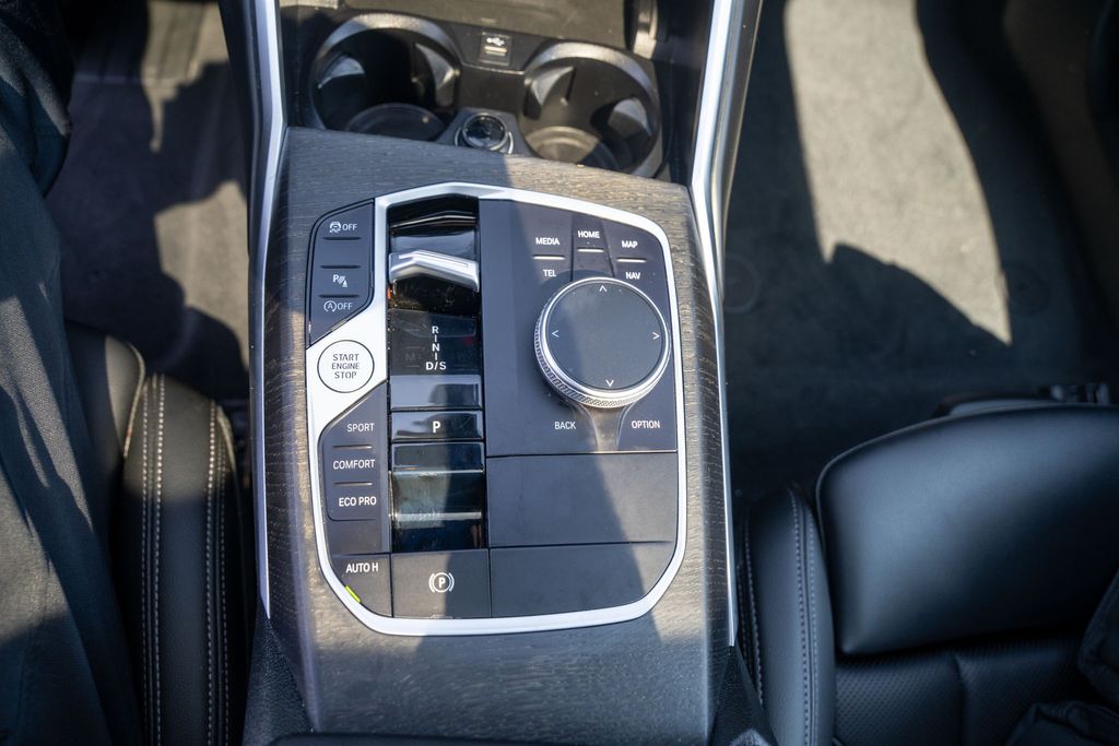 Vehicle image 26 of 42
