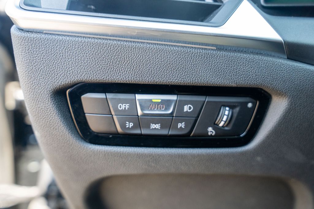 Vehicle image 21 of 42