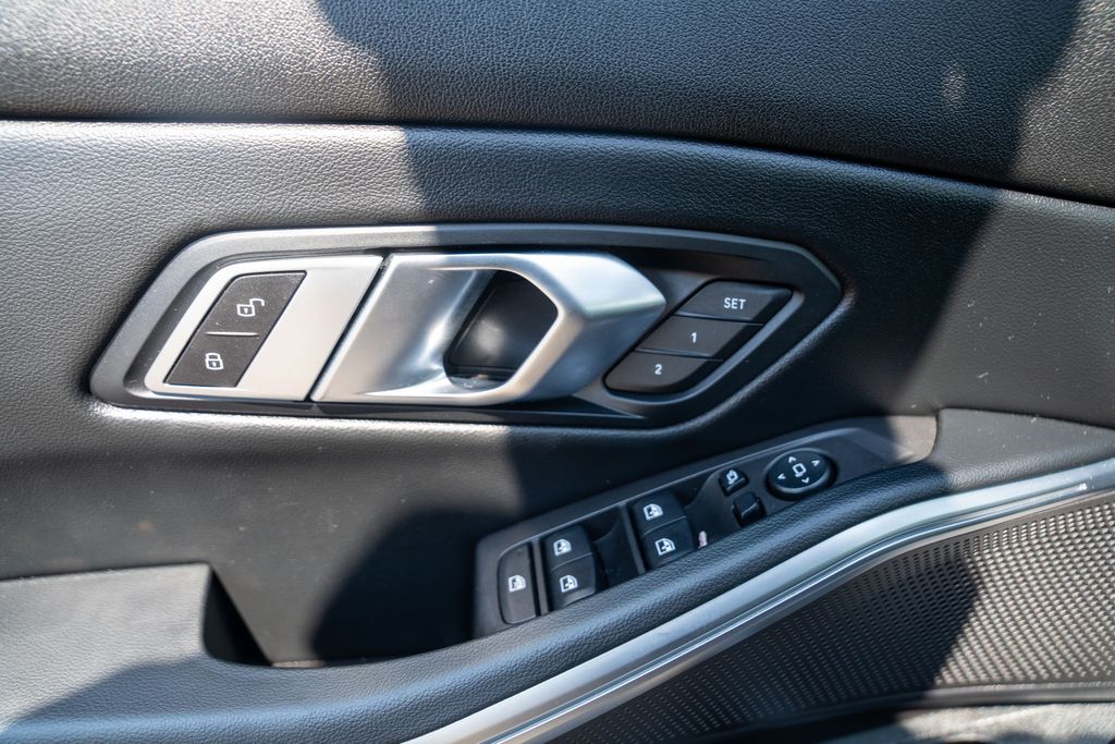 Vehicle image 17 of 42