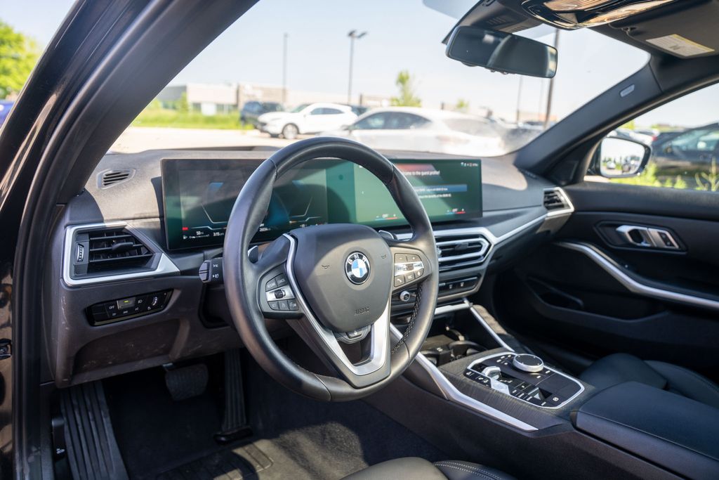 Vehicle image 19 of 42