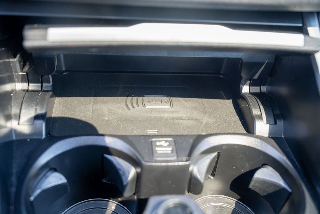 Vehicle image 27 of 42