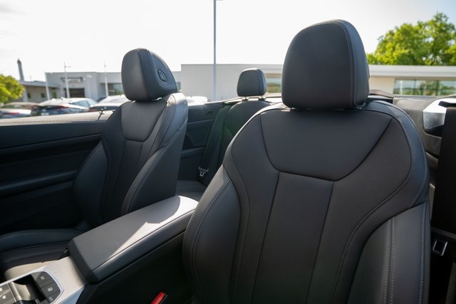 Vehicle image 14 of 33