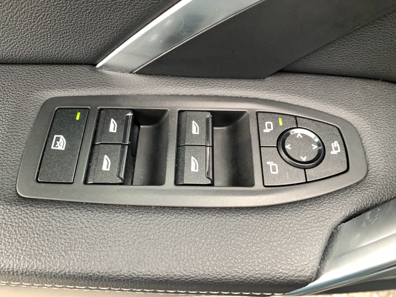 Vehicle image 27 of 36