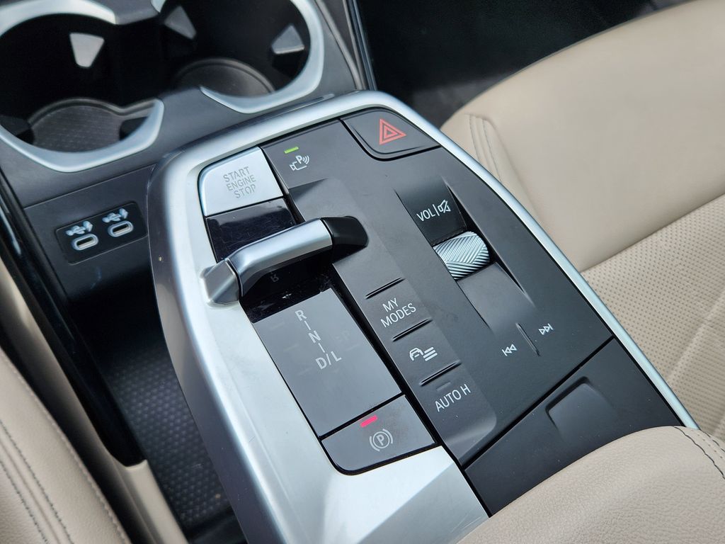 Vehicle image 31 of 34