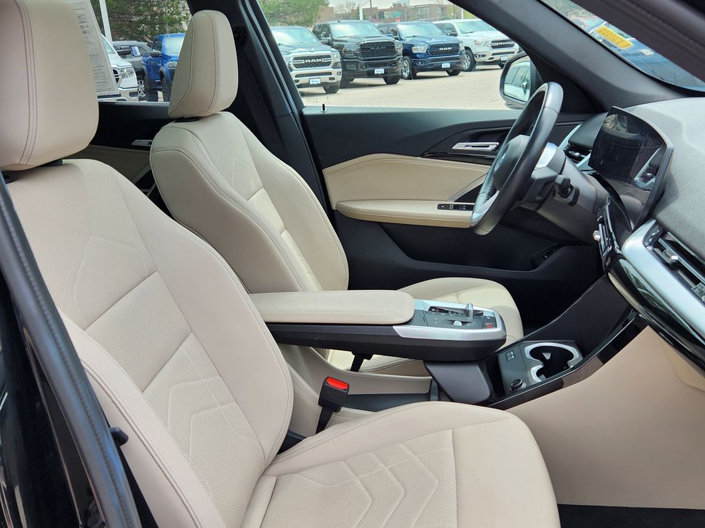 Vehicle image 21 of 34