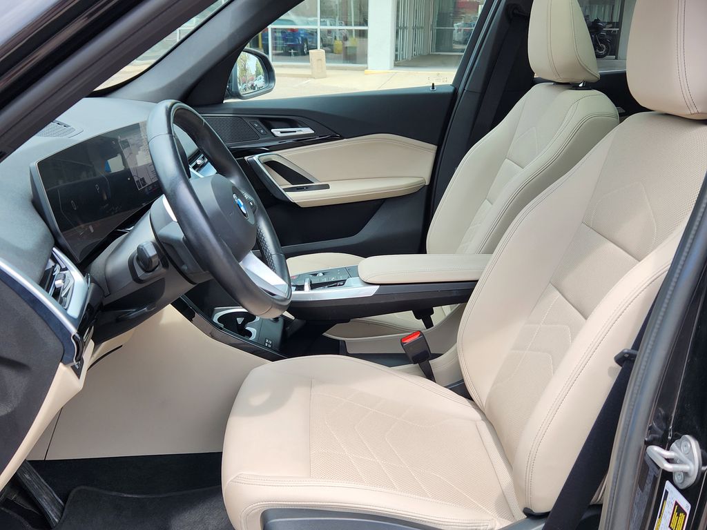 Vehicle image 8 of 34