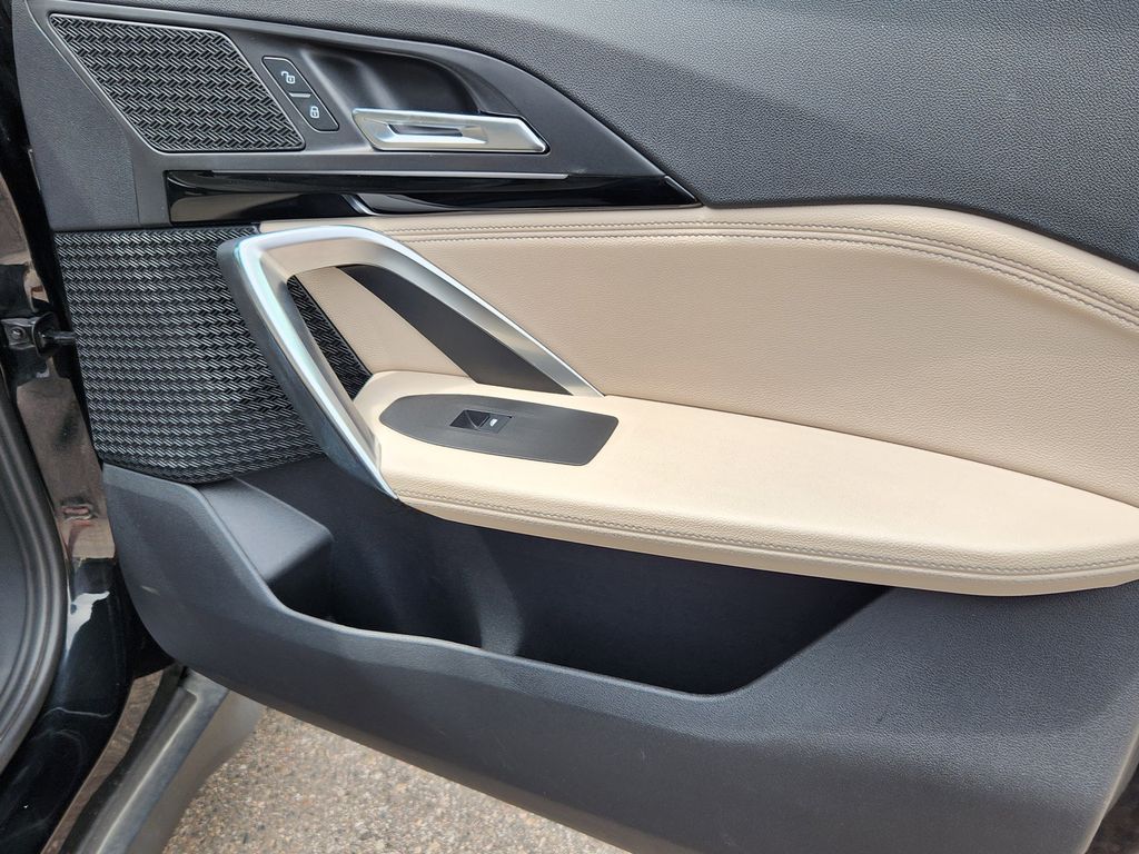 Vehicle image 20 of 34