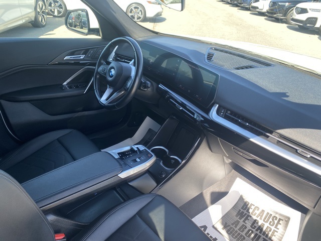 Vehicle image 16 of 33