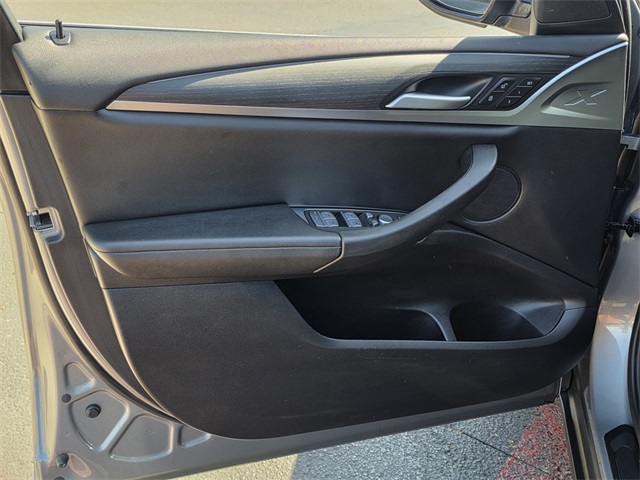 Vehicle image 25 of 46