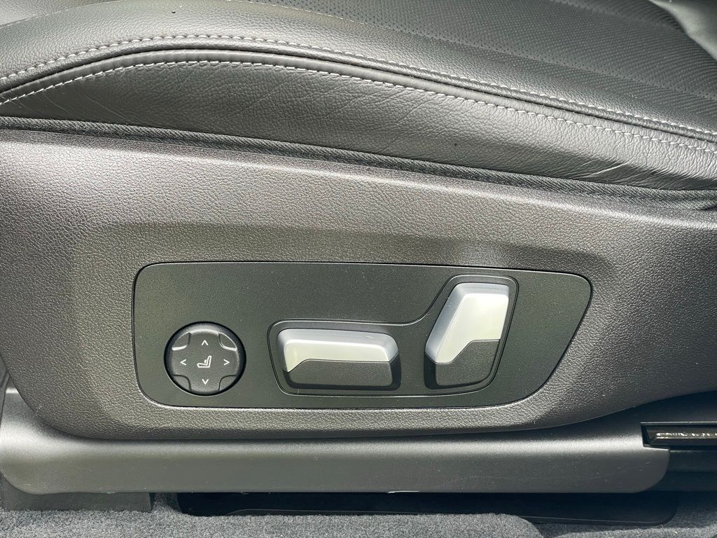 Vehicle image 20 of 30