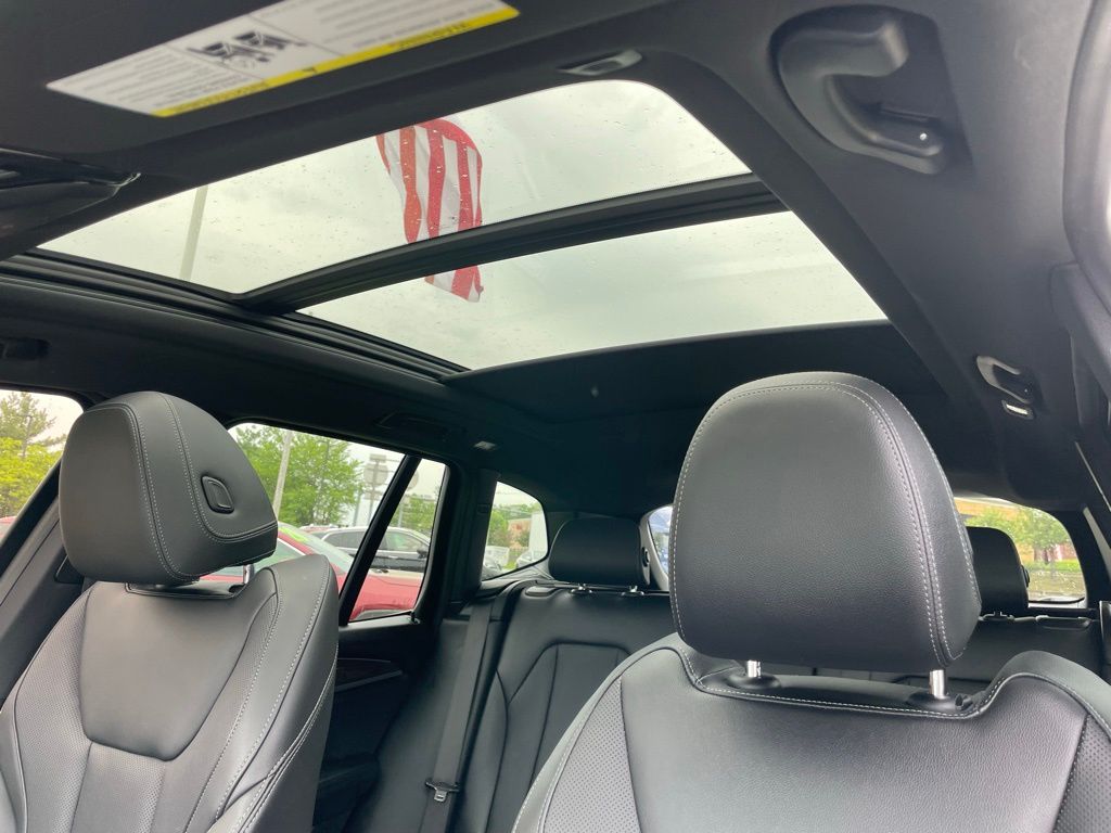 Vehicle image 10 of 30