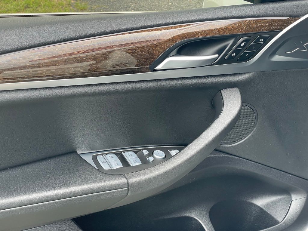 Vehicle image 18 of 30