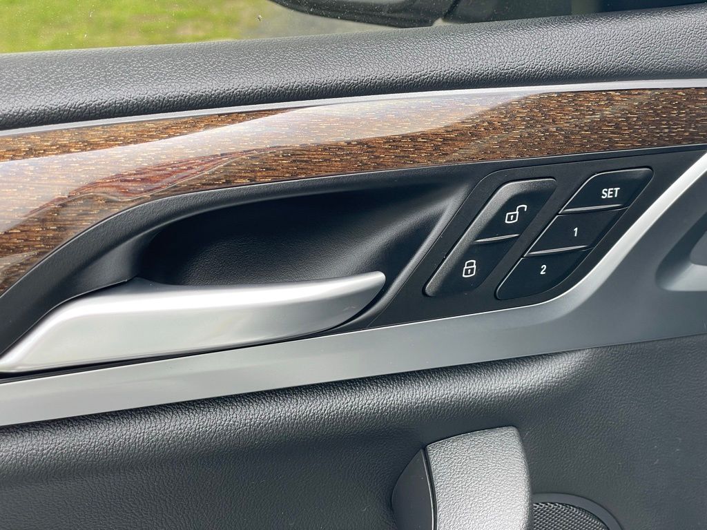 Vehicle image 19 of 30