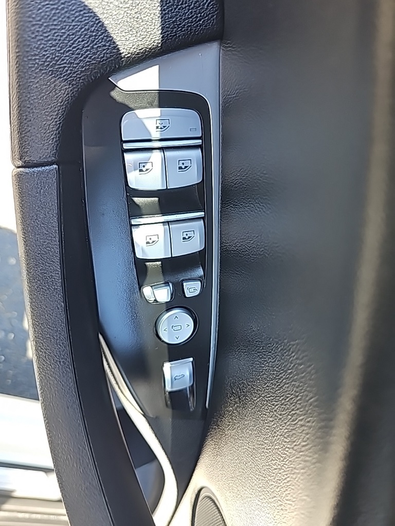 Vehicle image 21 of 31