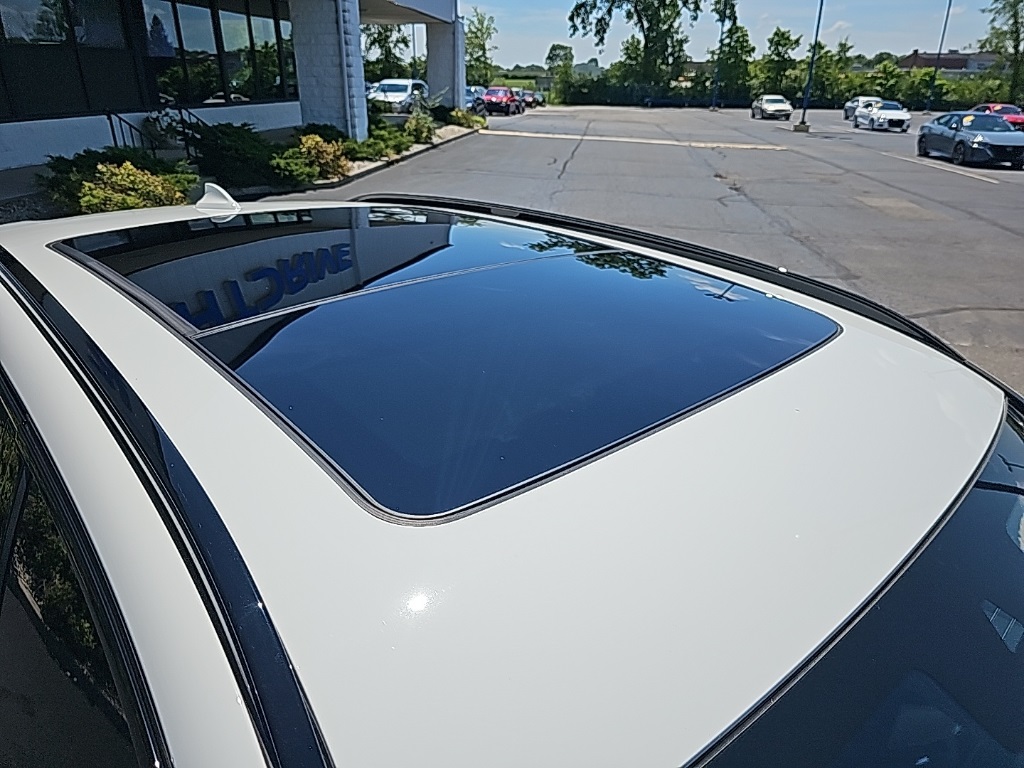 Vehicle image 14 of 31
