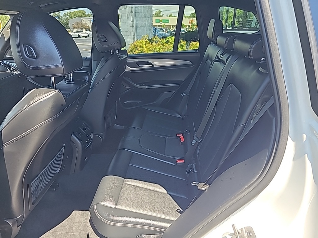Vehicle image 10 of 31