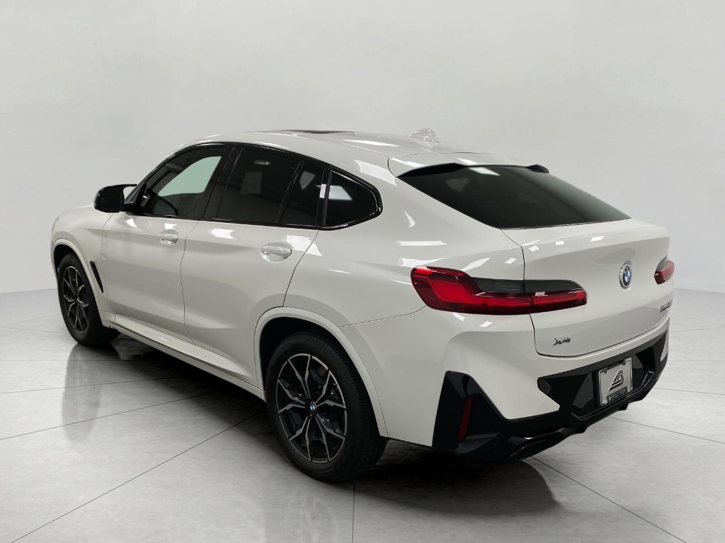 Vehicle image 8 of 32