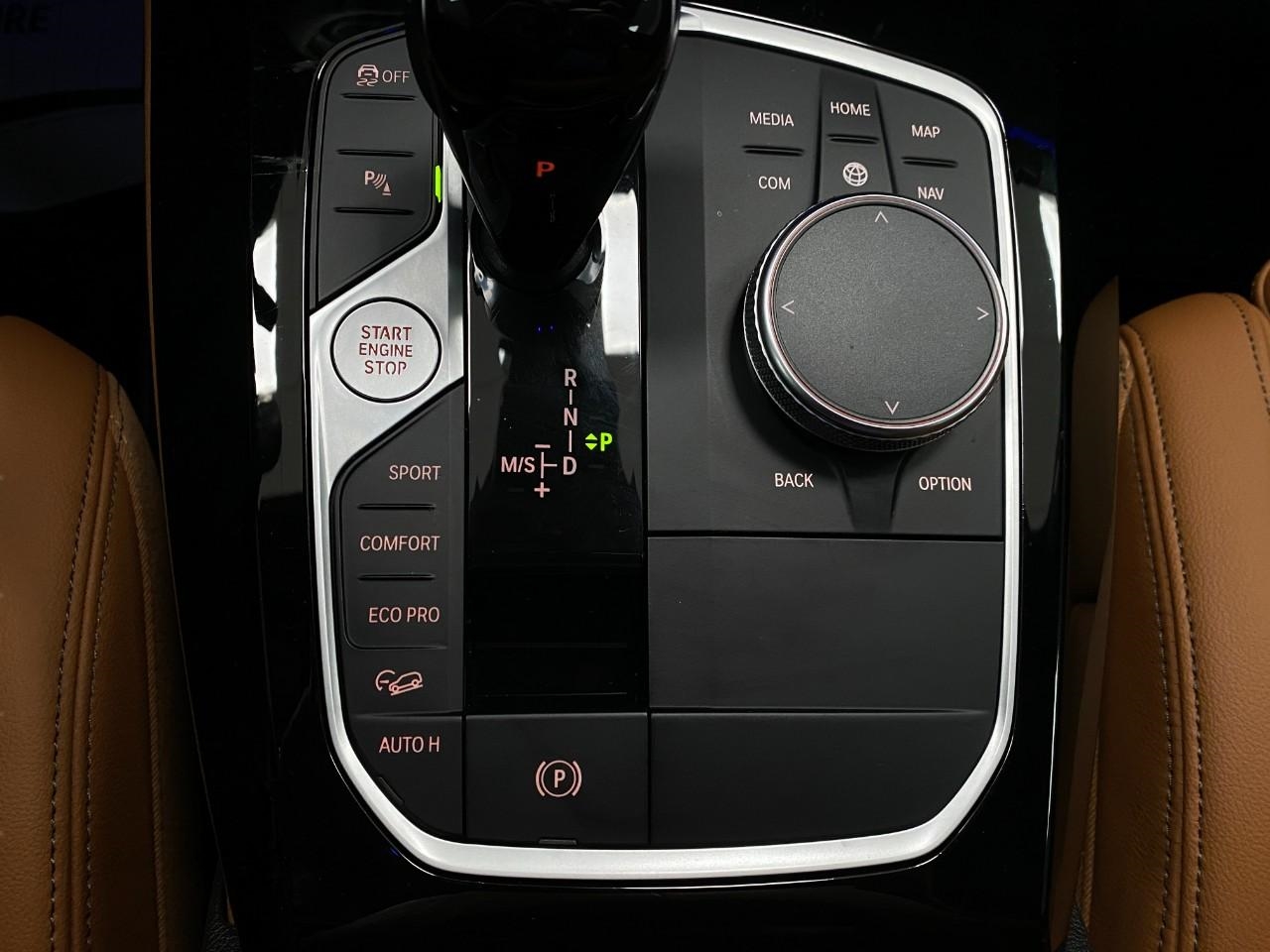 Vehicle image 25 of 32