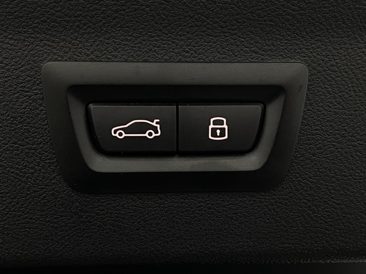 Vehicle image 10 of 32